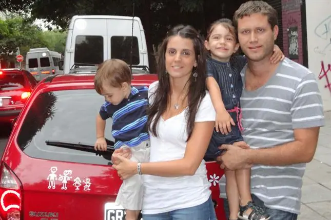 La familia pegada en el auto