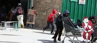papanoel en un saqueo