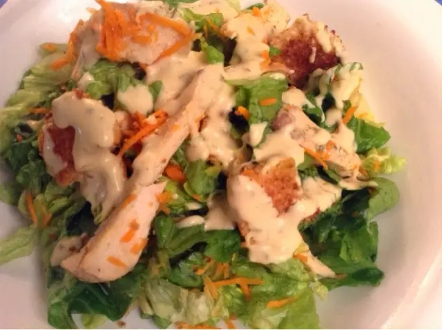 Ensalada con Pollo, Crutones y Aderezo Especial [Foto-Receta