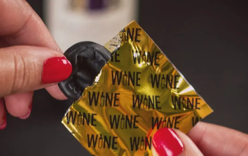 Crean condones para las botellas de vino