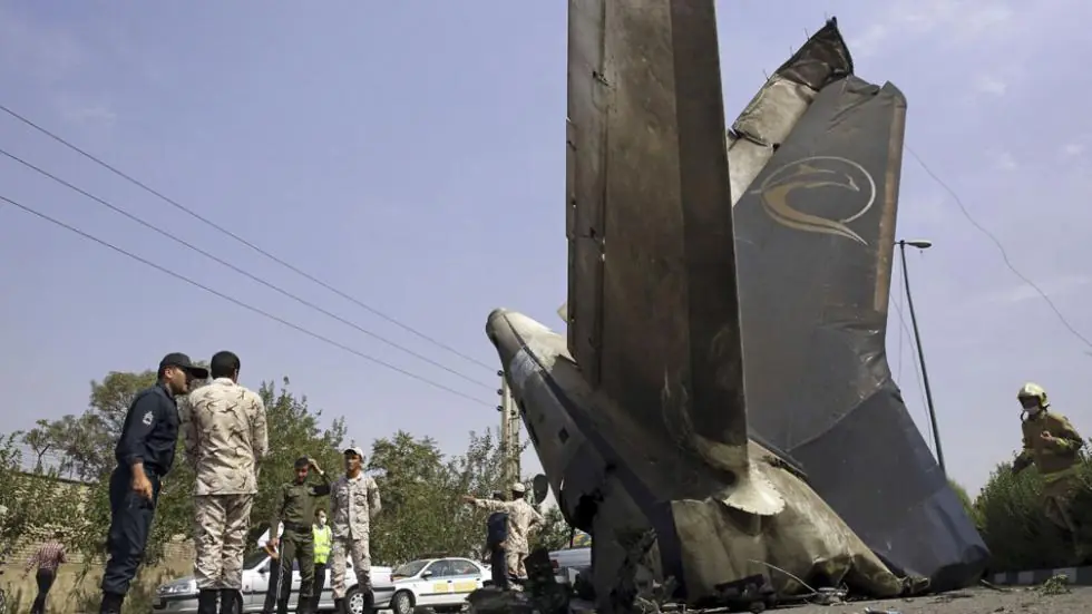 Un avión se estrelló en Irán y murieron 48 personas