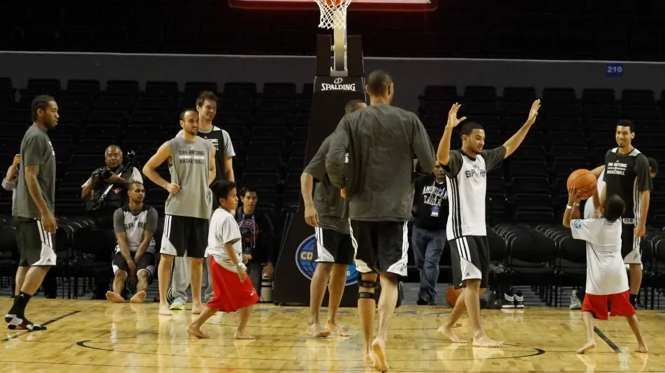Spurs de NBA entrenan descalzos juntos con niños triquis de