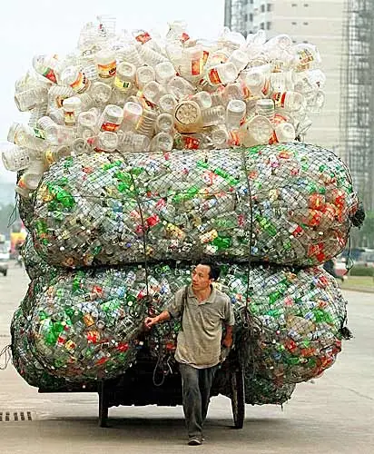 reciclando botellas y envases