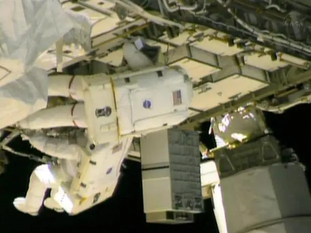 Astronautas inician caminata espacial para corregir fuga