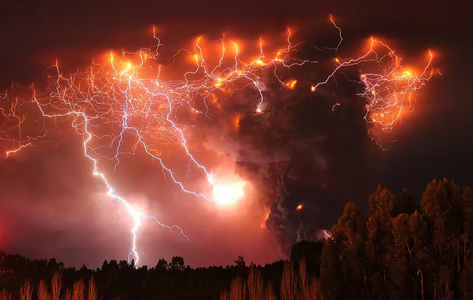 El volcan Puyehue en plena erupcion, postales