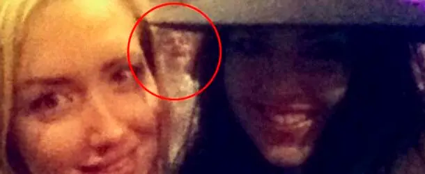 Aparece una figura fantasmal en el selfie de dos chicas