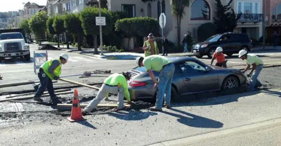 Un conductor atasco su Porsche en cemento fresco