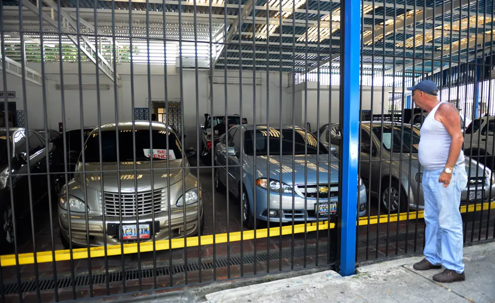 Concesionarios a la caza de carros importados