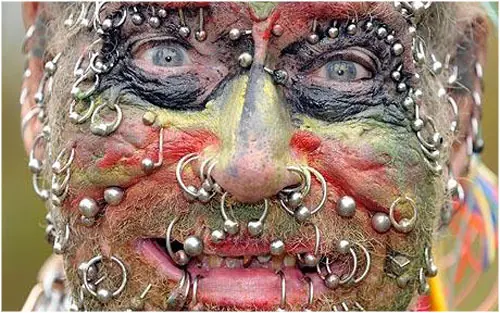 El hombre con más piercings del planeta...