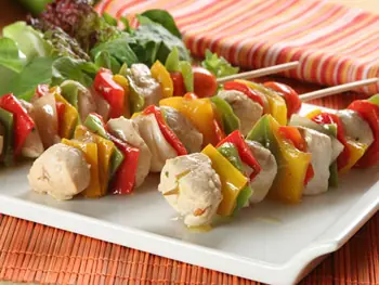 Brochette de pollo con vegetales + Yapa