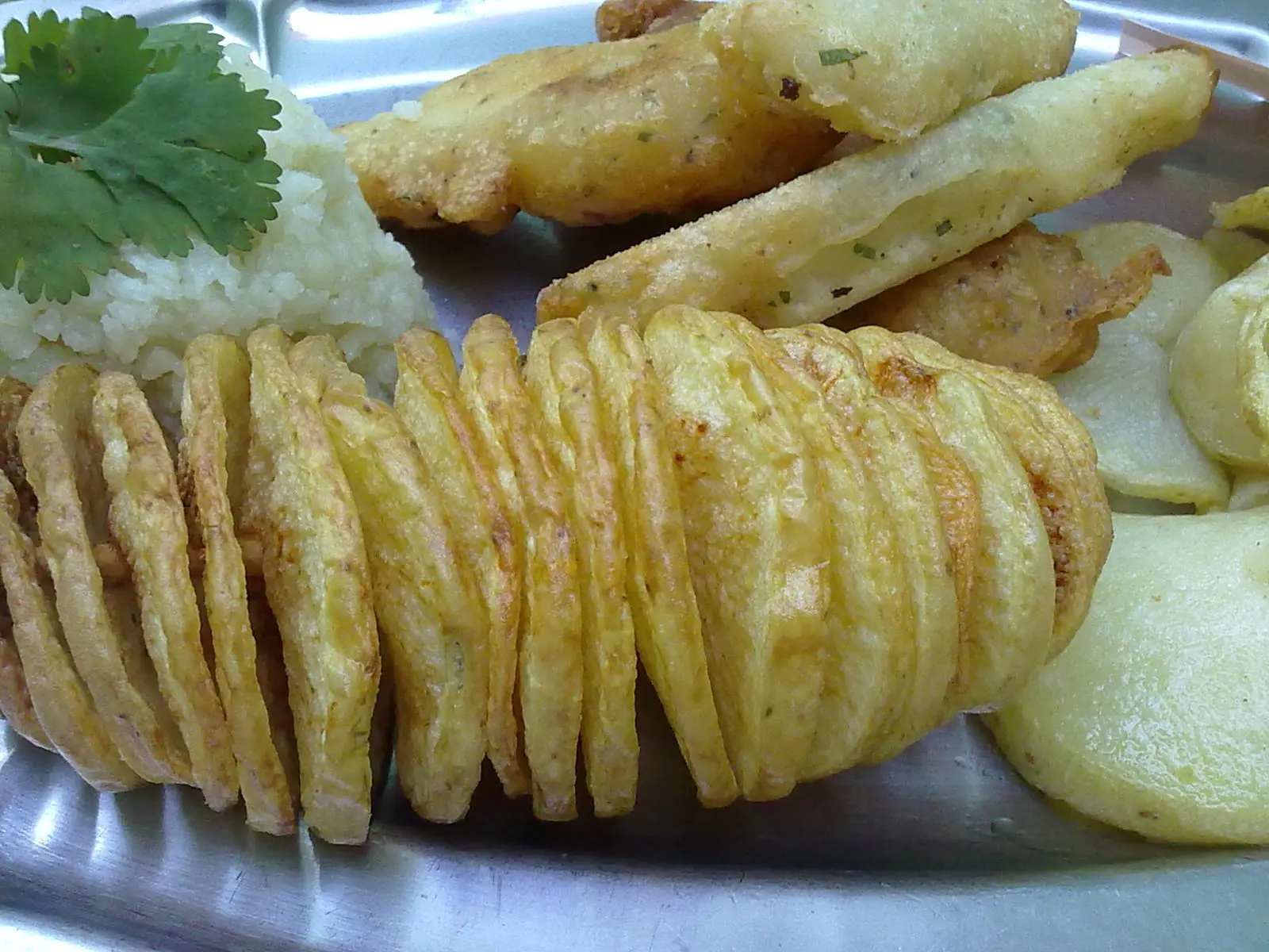Papas en espiral y pescado para gordos granudos