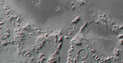 Montañas y hielo enterrado en Marte