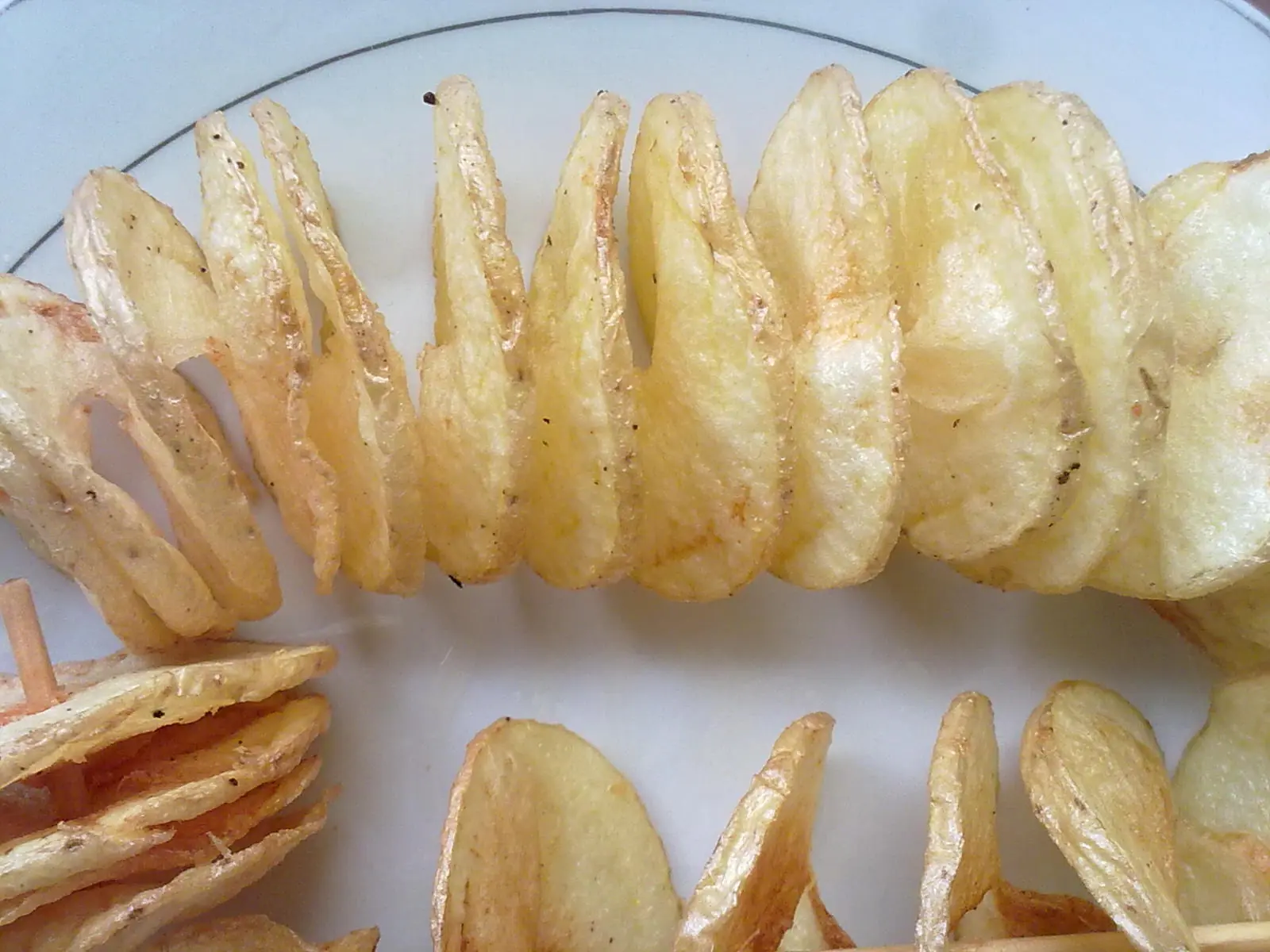 Papas en espiral y pescado para gordos granudos