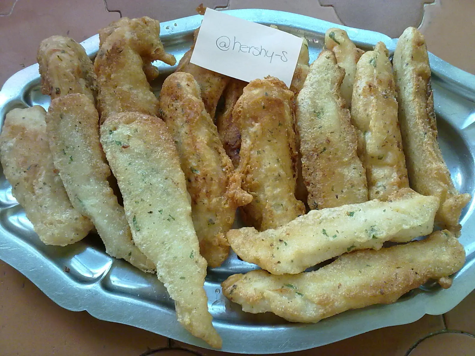 Papas en espiral y pescado para gordos granudos