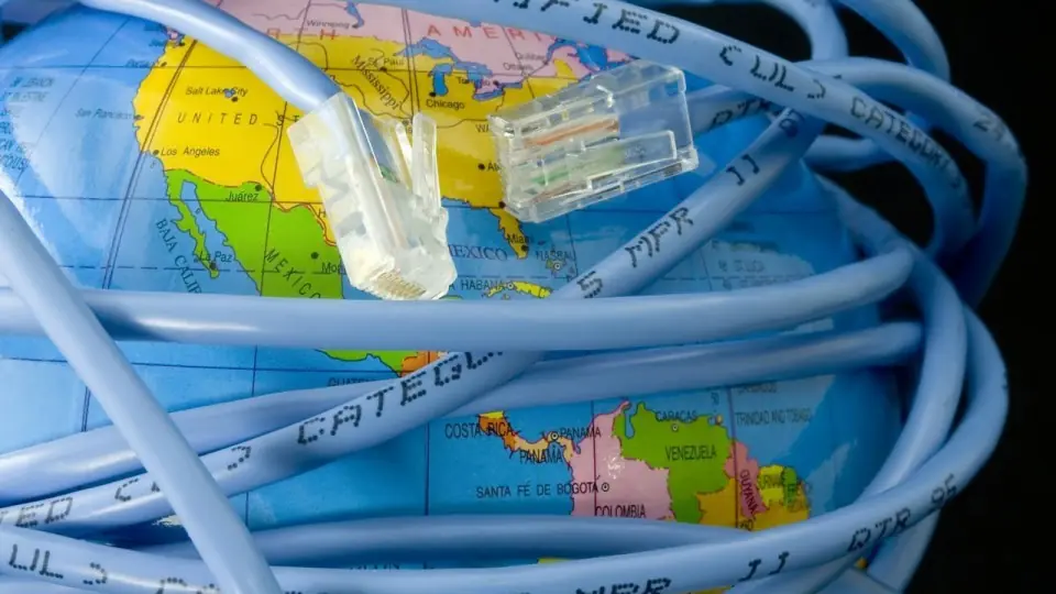 Científicos crean un cable de fibra óptica de 255 Terabytes