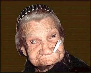 La mujer mas vieja del mundo fuma porro!!!