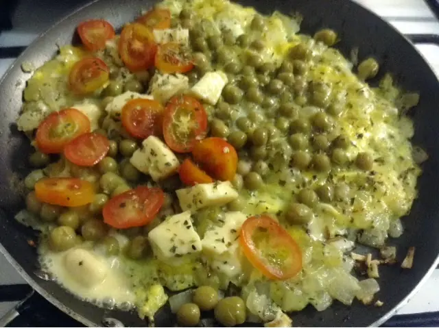 Omelet de Arbejas, Tomate, Queso y Cebolla [Foto-Receta]