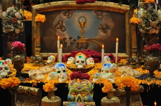 significado de los objetos que decoran la ofrenda de muertos