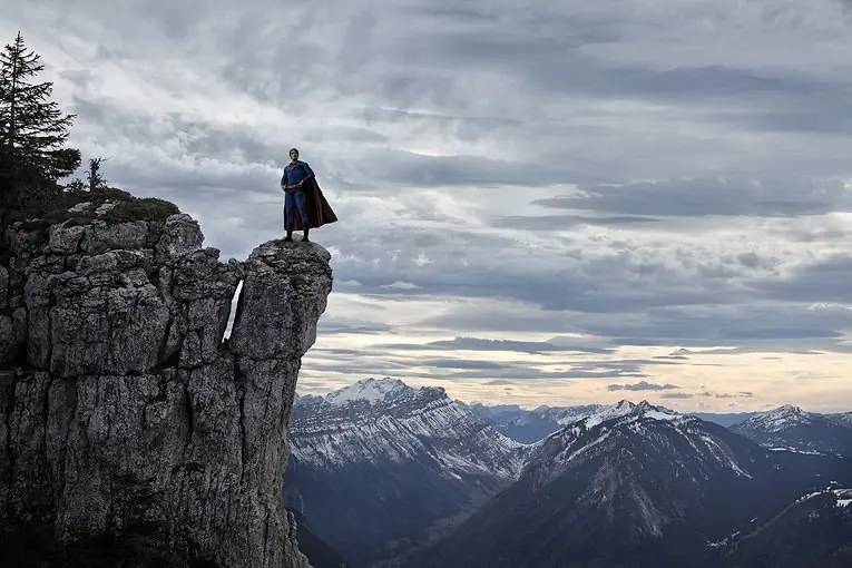 Fotógrafo capta la existencia solitaria de superhéroes