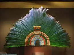 penacho de moctezuma en museo de anropologia pura mentira:(