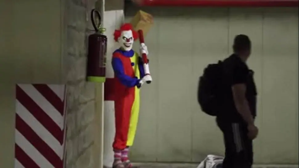 El payaso ''asesino'', que asusta con un martillo