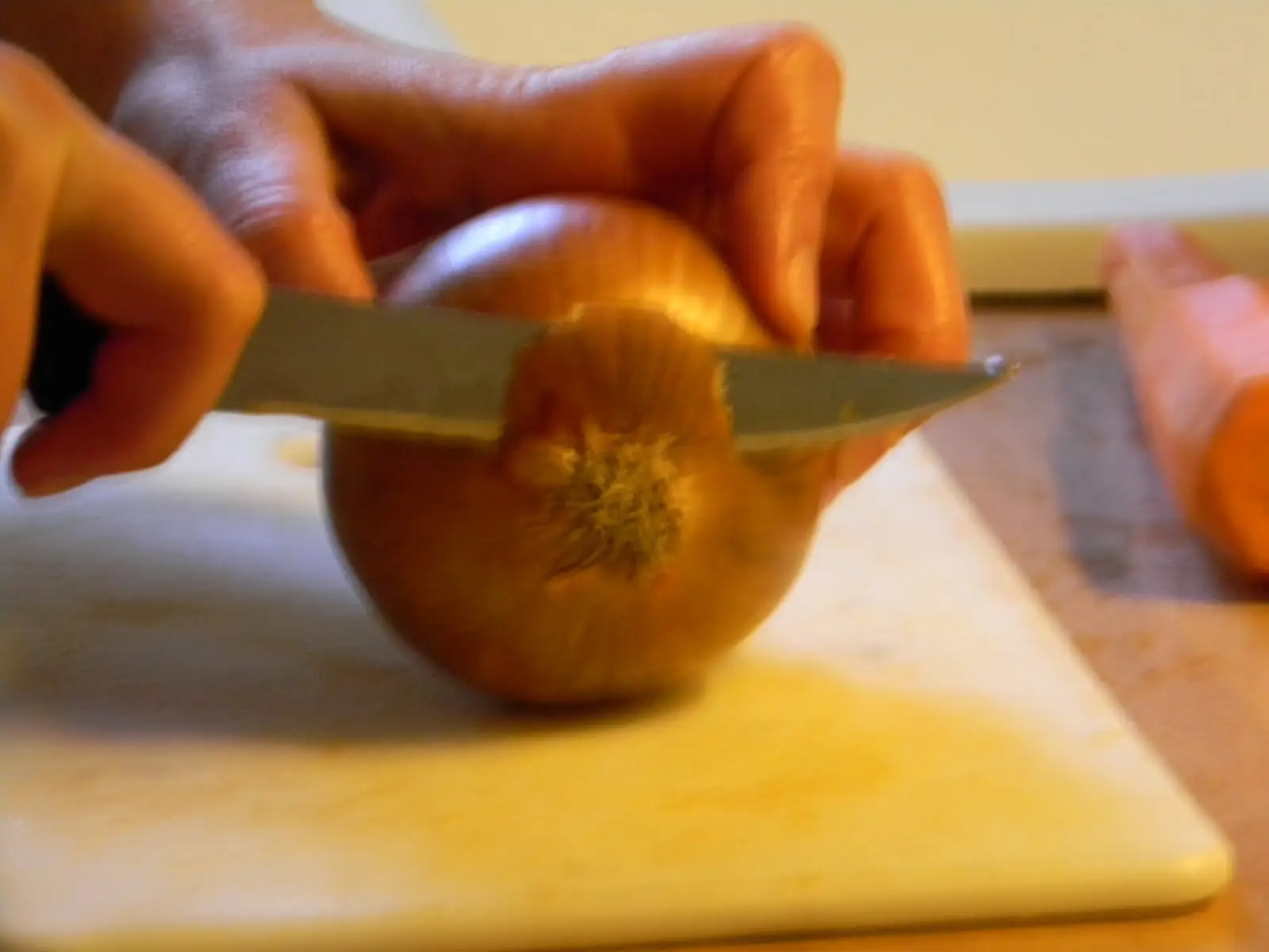 ¿Por qué pican los ojos al picar cebolla?