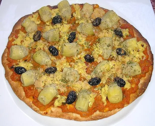 Pizza rápida de pisto , alcachofas y queso