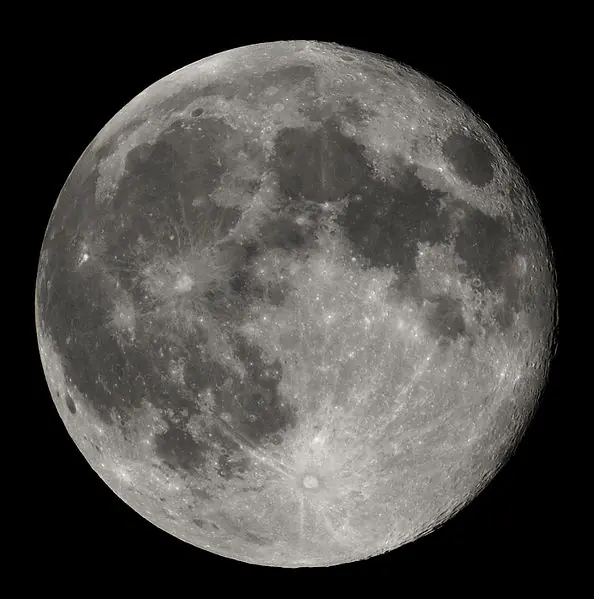 Según científicos la luna queda lejos