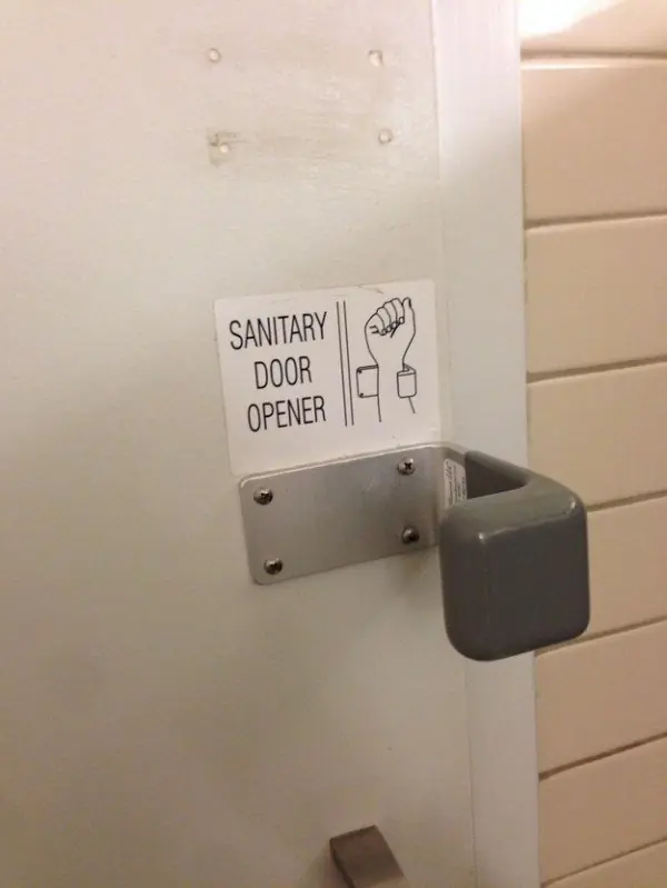 9 trucos que te salvaran la vida en un baño publico