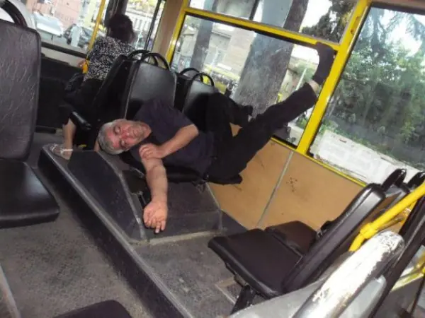 Gente durmiendo en cualquier lado.