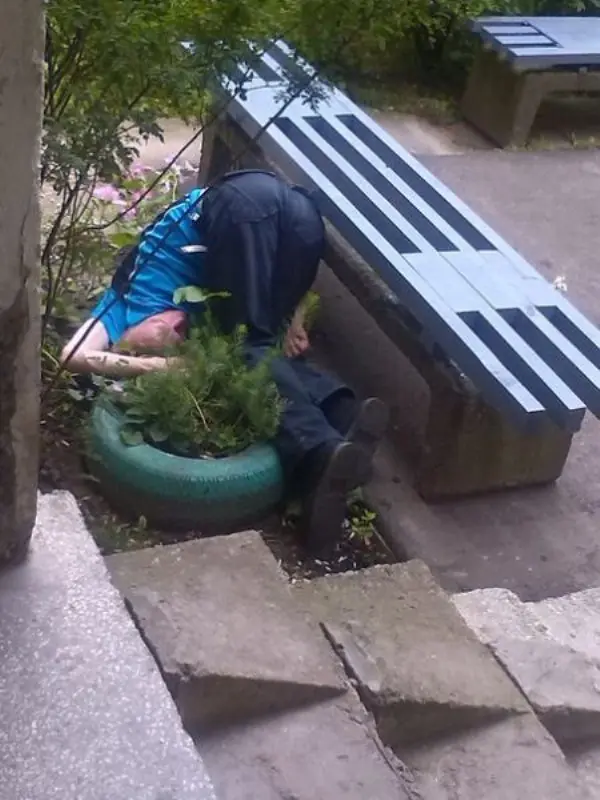 Gente durmiendo en cualquier lado.