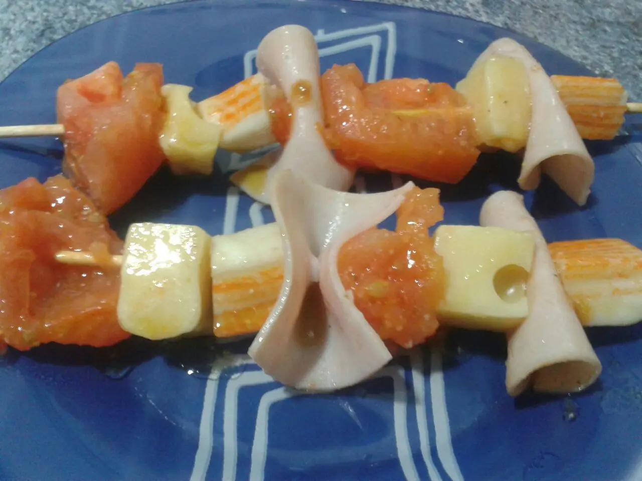 Tapa del día, brochetas de tomate, queso, pavo y surimi
