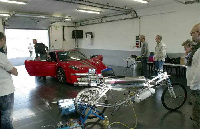 y humilla a un Ferrari y humilla a un Ferrari