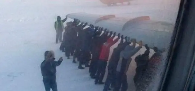 Pasajeros tuvieron que empujar su avión para poder despegar
