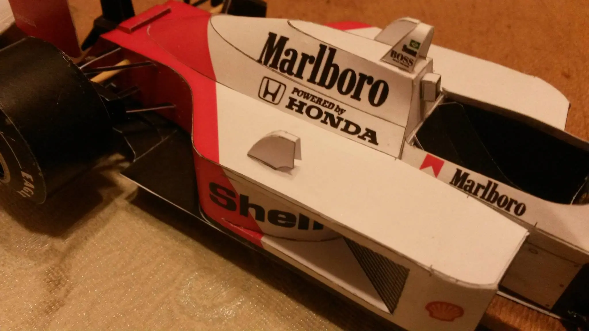 McLaren Honda MP4-4 (1:24) Ayrton Senna en papelmodelismo