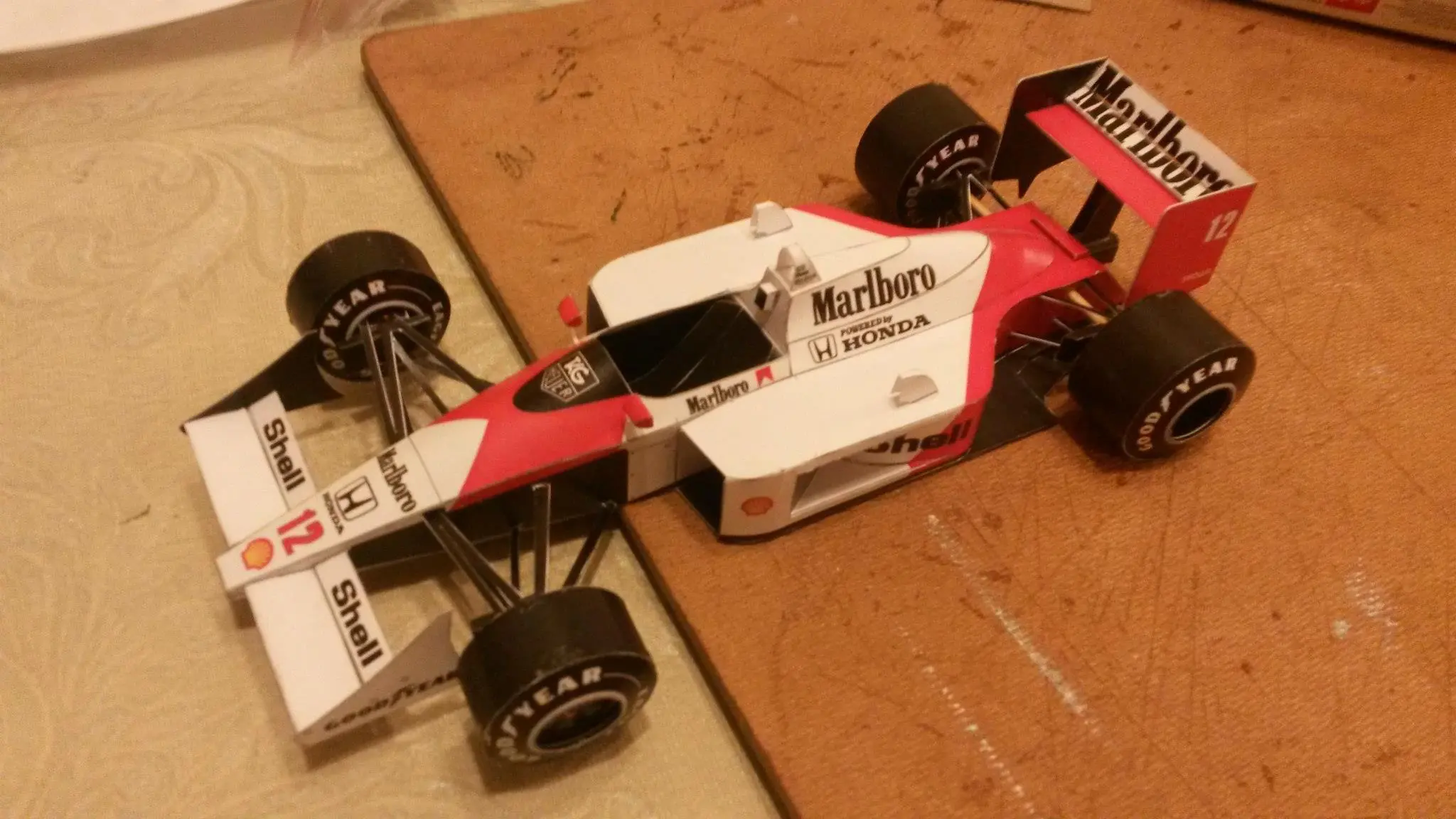 McLaren Honda MP4-4 (1:24) Ayrton Senna en papelmodelismo