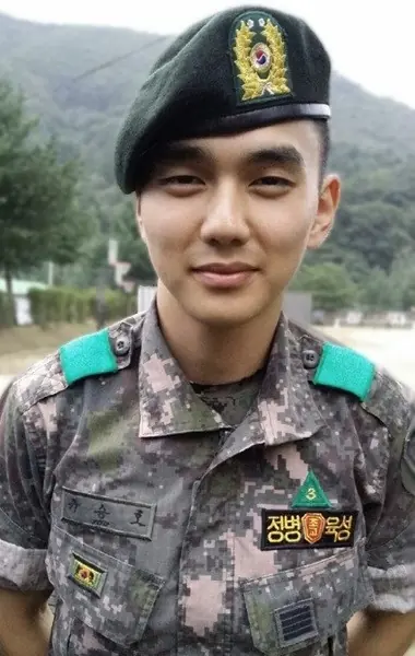 Yoo Seung Ho emociona a los fans con su saludo