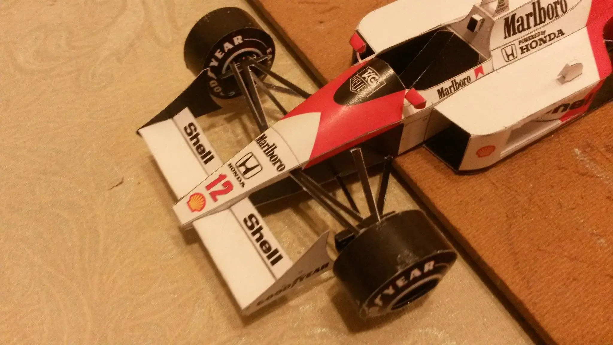 McLaren Honda MP4-4 (1:24) Ayrton Senna en papelmodelismo