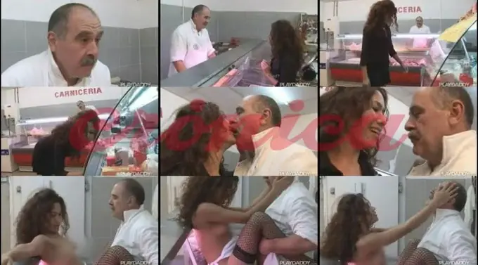 Profe Porro ofrece su chorizo a clienta.