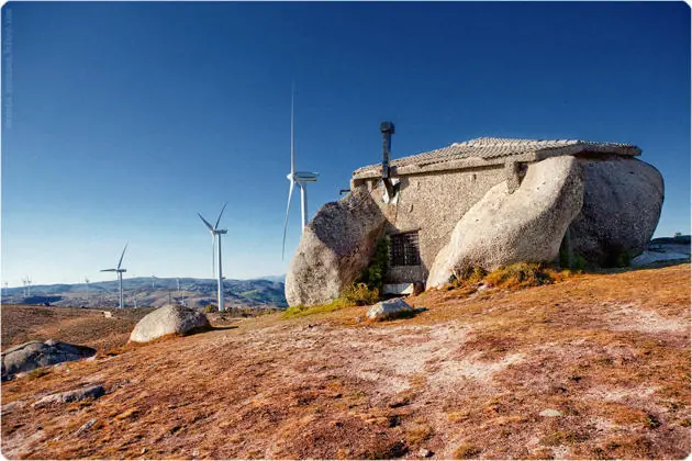 10 casas increíbles construidas en la roca
