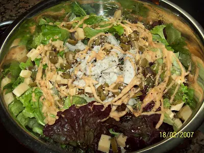 Ensalada de Lechugas, Pollo , Salsa golf y Semillas