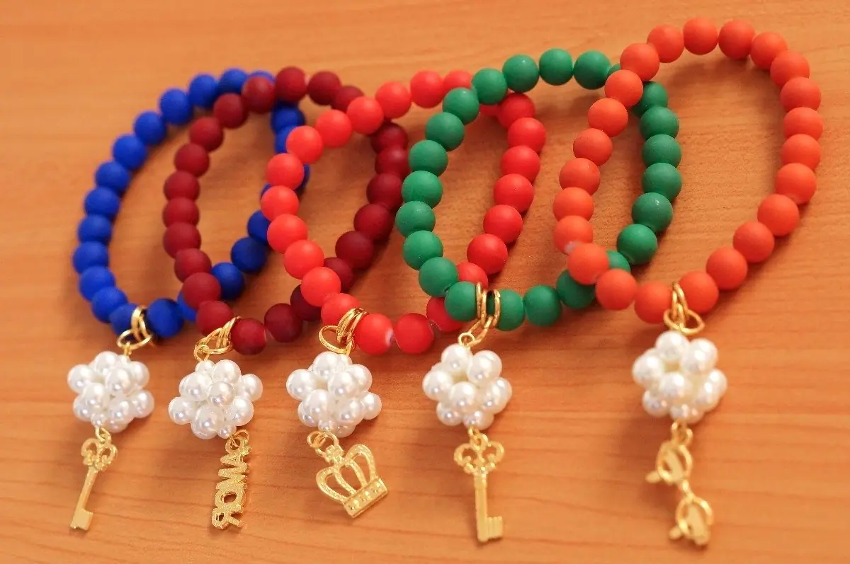 Pulseras de bisutería, la urdimbre celestial