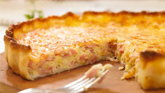 Tenés hambre? tarta de jamón, queso, cebolla a lo bondi
