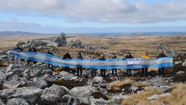 Habitantes de Malvinas quieren prohibir la bandera argentina