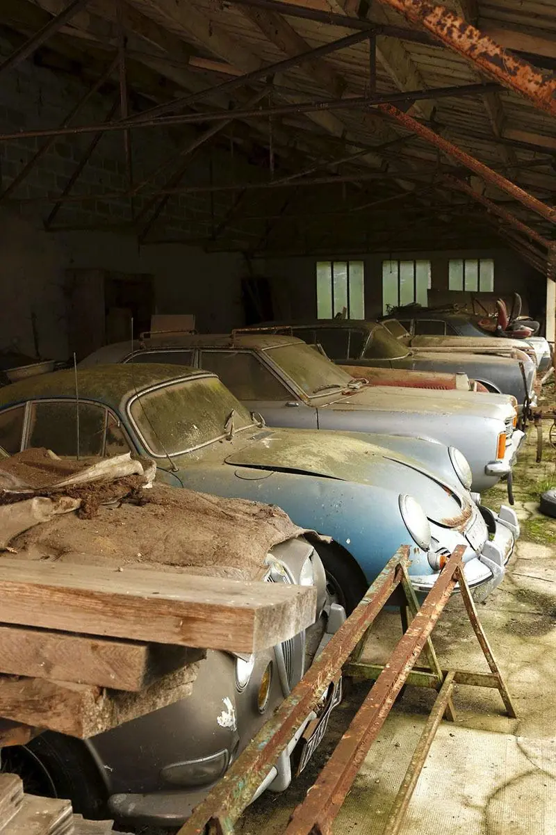Descubren 100 coches clásicos en un granero francés