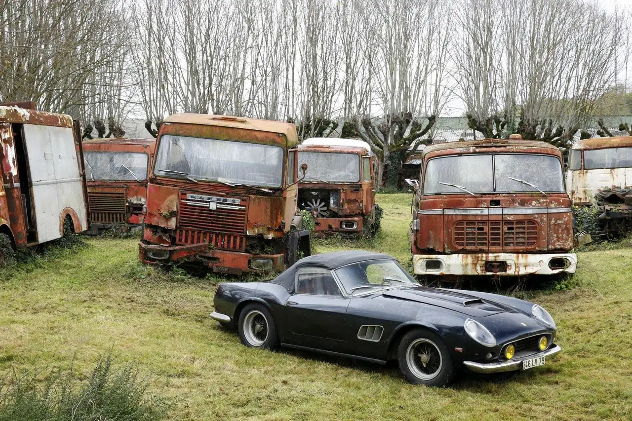 Descubren 100 coches clásicos en un granero francés