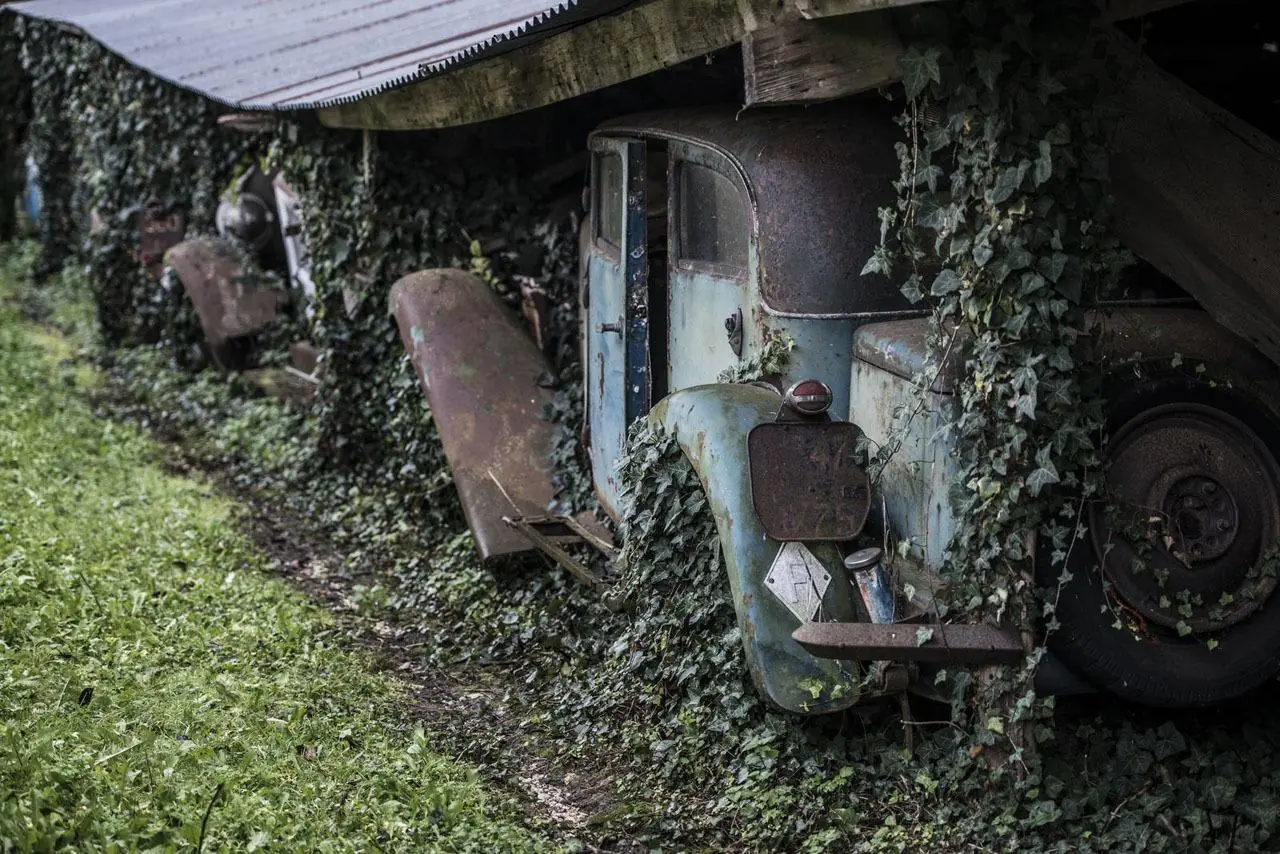 Descubren 100 coches clásicos en un granero francés