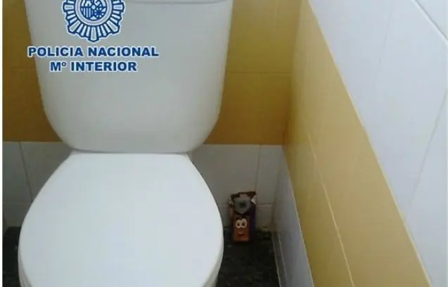 Grababa a mujeres en el baño con un...