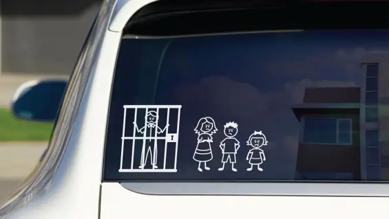 Las calcomanías en los autos y sus significados