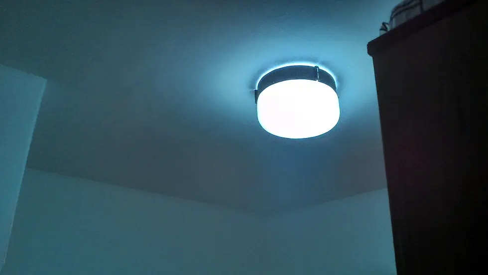 Aplique de techo con led y control remoto.